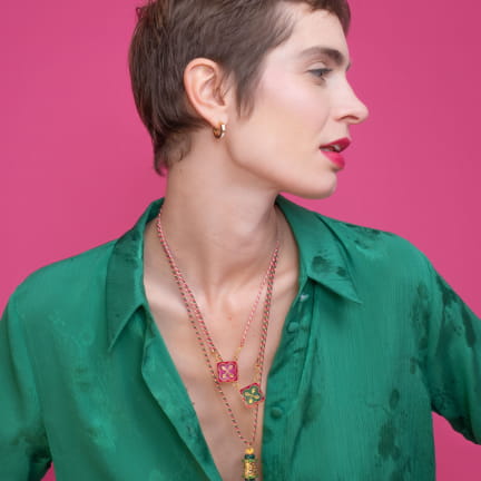 ARROW (onyx vert, émail rose et lien en soie)