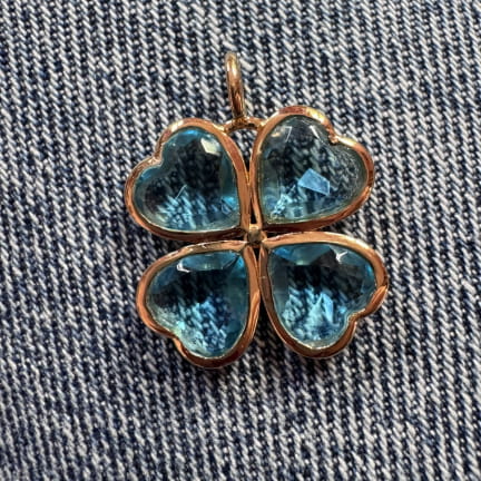 PENDENTIF TREFLE CRISTAL BLEU LAGON