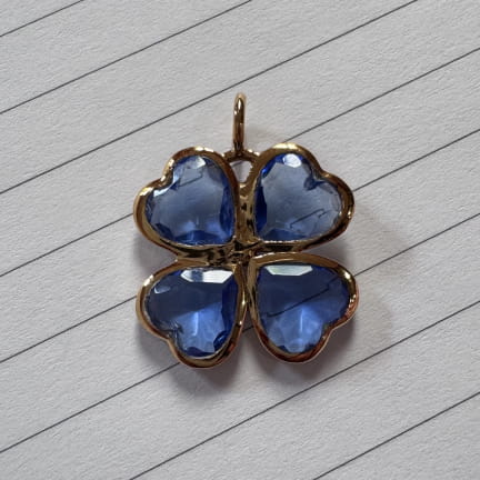 PENDENTIF TREFLE CRISTAL BLEU SOUTENU