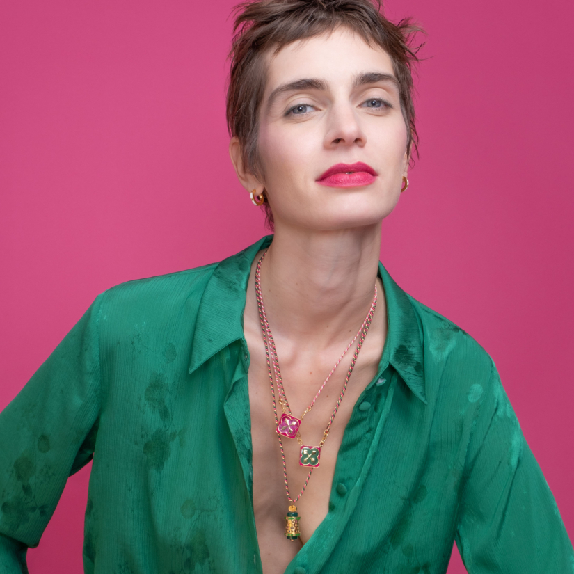 ARROW (onyx vert, émail rose et lien en soie)