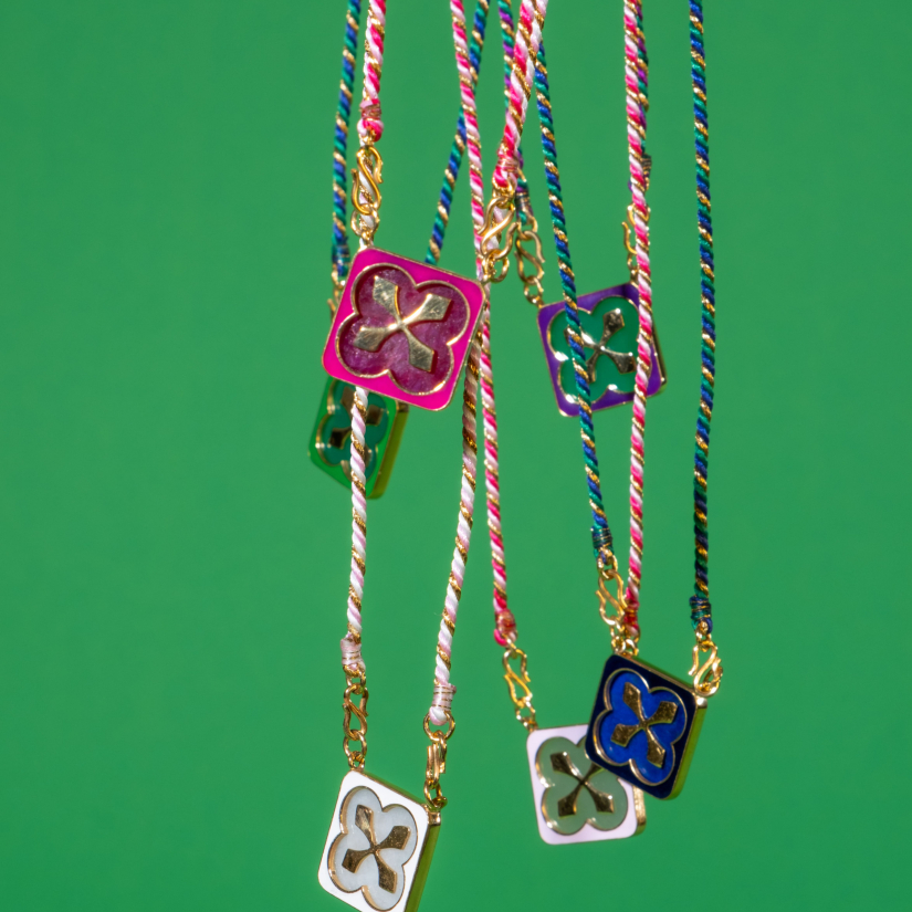 ARROW (onyx vert, émail rose et lien en soie)